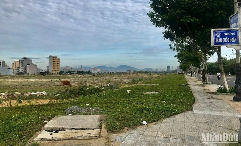 Khu đất của dự án “Khu khách sạn, căn hộ và dân cư cao cấp Diamond” (phường Hòa Hải, quận Ngũ Hành Sơn, thành phố Đà Nẵng). (Ảnh: ANH ĐÀO)