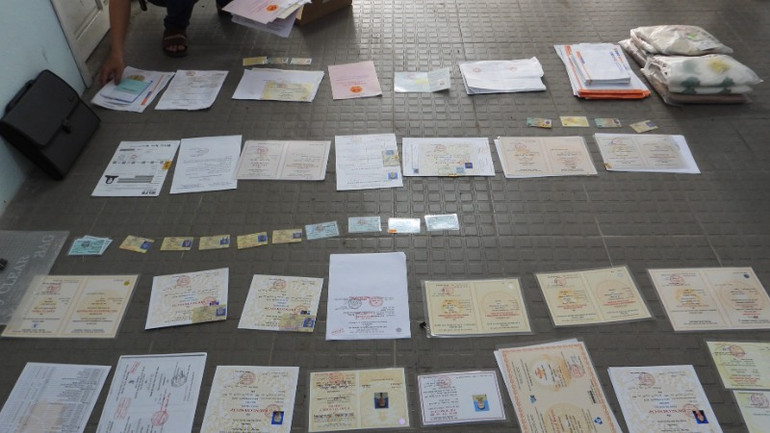 Công an thu giữ nhiều loại văn bằng, chứng chỉ, giấy chứng nhận quyền sử dụng đất, căn cước công dân... giả. (Ảnh: Công an Đà Nẵng cung cấp)