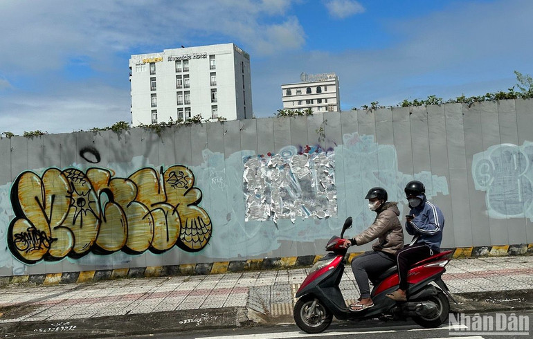 Vết vẽ mới xuất hiện ngay cạnh vết vẽ cũ vừa được lực lượng chức năng quận Sơn Trà xóa bỏ.