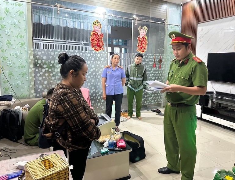 Cơ quan Cảnh sát điều tra Công an thành phố Đà Nẵng tống đạt các quyết định đối với Nguyễn Thị Khánh Vân, ảnh Công an cung cấp.