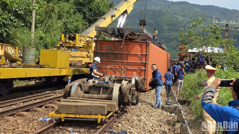 Vụ tai nạn xảy ra lúc 21giờ10 ngày 1/11, tàu ASY2 máy 602 kéo, máy 659 đẩy, kéo 20 toa xe (tải trọng 840,7 tấn) đi vào đường số 1 ga Hải Vân Nam thì bị trật bánh, làm ngã 2 container sang ray số 2 và 1 container nghiêng 45 độ. (Ảnh: ANH ĐÀO)