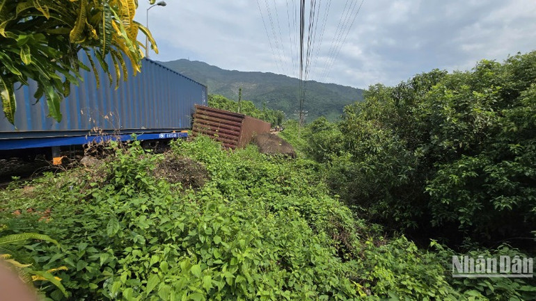 Khu vực xảy ra tai nạn nằm giữa vách núi và vực nên lực lượng chức năng khó tiếp cận. (Ảnh: ANH ĐÀO)