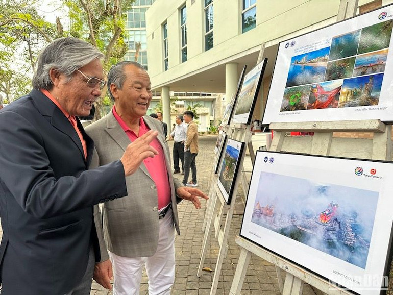 Du khách tham quan không gian trưng bày ảnh nghệ thuật Sắc màu Đà Nẵng. Ảnh: ANH ĐÀO