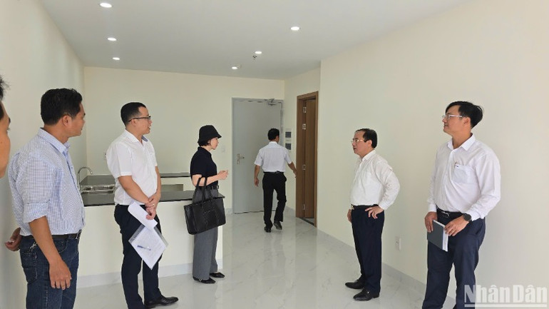 Thứ trưởng Nguyễn Văn Sinh yêu cầu đẩy nhanh tiến độ triển khai các dự án nhà ở xã hội trên địa bàn, bảo đảm tiến độ, chất lượng. (Ảnh: ANH ĐÀO)