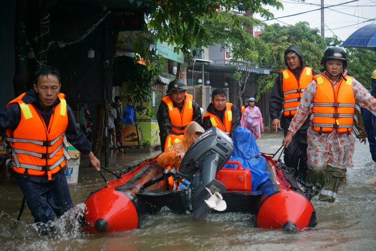 Di chuyển xuồng cứu hộ vào các khu vực ngập sâu trên đường Mẹ Suốt.