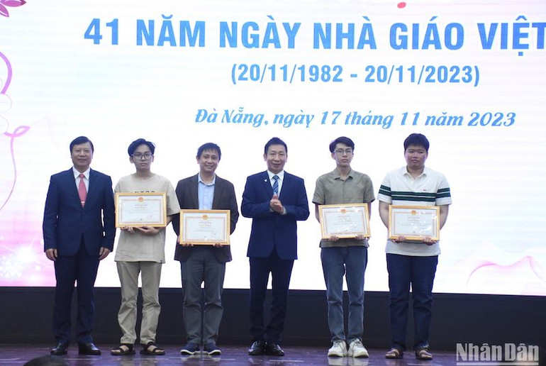Đại học Đà Nẵng khen thưởng nhóm sinh viên xuất sắc đạt Giải vô địch Quốc gia tại Kỳ thi Lập trình sinh viên Quốc tế ICPC năm 2023. ̣(Ảnh: ANH ĐÀO) Đại học Đà Nẵng khen thưởng nhóm sinh viên xuất sắc đạt Giải vô địch Quốc gia tại Kỳ thi Lập trình sinh viên Quốc tế ICPC năm 2023. ̣(Ảnh: ANH ĐÀO)