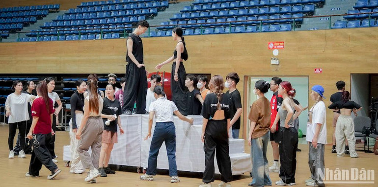 Các nghệ sĩ, diễn viên Nhà hát Trưng Vương hăng say tập luyện những ngày qua. (Ảnh ANH ĐÀO)