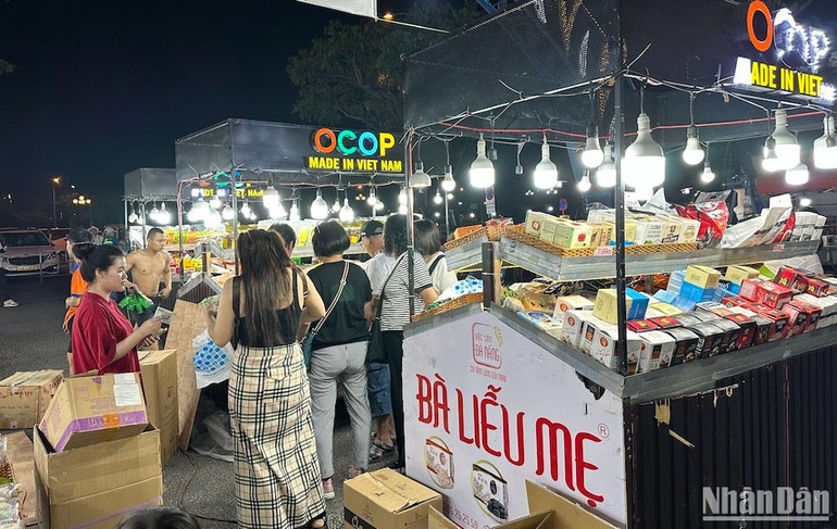 Khu vực trưng bày, bán các sản phẩm OCOP đặc trưng của Đà Nẵng thu hút du khách đến mua sắm. (Ảnh ANH ĐÀO)