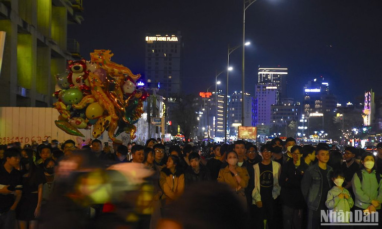 Các bạn trẻ Đà Nẵng đổ về Công viên Biển Đông tham gia chương trình Countdown chào năm mới. Các bạn trẻ Đà Nẵng đổ về Công viên Biển Đông tham gia chương trình Countdown chào năm mới.