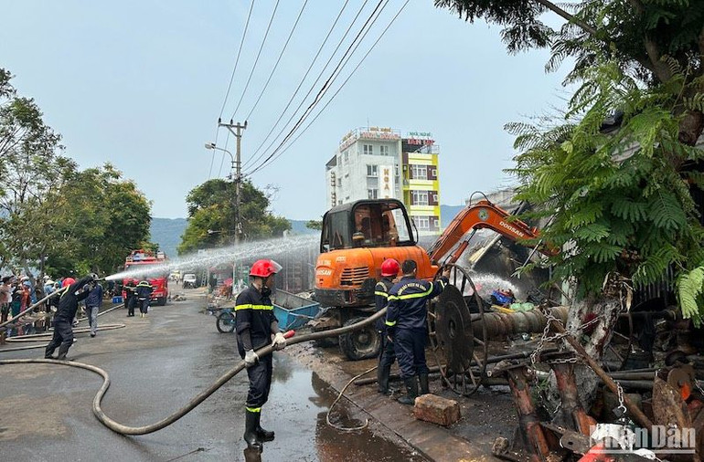 Các chiến sĩ nỗ lực dập lửa không để ngọn lửa bùng phát trở lại. (Ảnh: ANH ĐÀO)