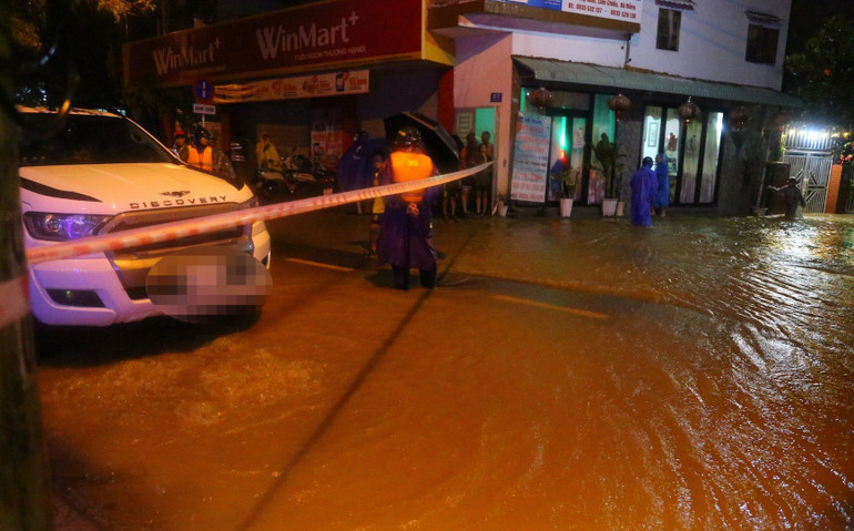 Khu vực ngập sâu được giăng dây cảnh báo. (Ảnh: ANH ĐÀO)