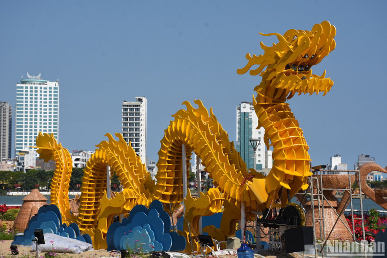 Linh vật rồng ấn tượng trên đường hoa xuân Đà Nẵng đang dần hoàn thiện. (Ảnh ANH ĐÀO)