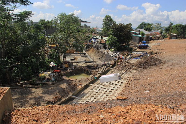 Sau mưa lớn, đất đá trôi thẳng xuống nhà dân. (Ảnh ANH ĐÀO)