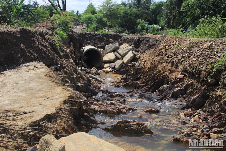 Đường ống thoát nước tạm thời được đặt ngay công viên, bùn đất xả thẳng xuống. (Ảnh ANH ĐÀO)