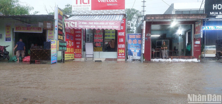 Nước bắt đầu mấp mé nhà dân trưa 7/11.