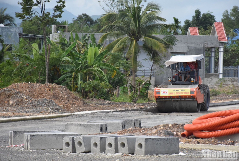 Hiện đơn vị thi công đang tập trung nguồn lực để gấp rút hoàn thiện dự án đúng cam kết. (Ảnh: ANH ĐÀO)