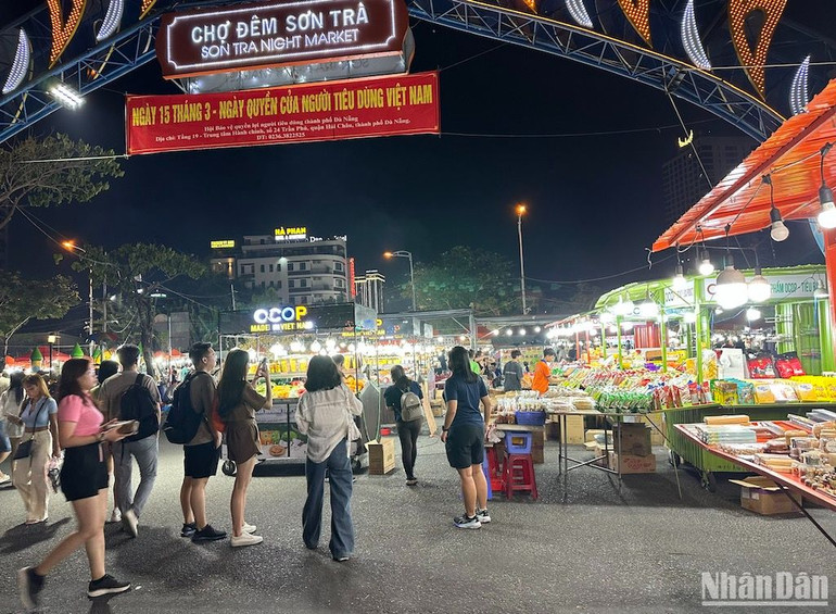 Một góc Chợ đêm Sơn Trà chụp đêm 11/5. (Ảnh ANH ĐÀO)