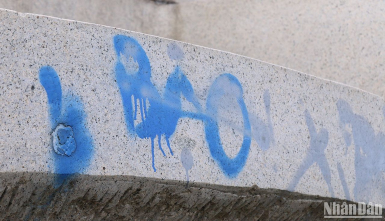 Cận cảnh vết mực loang lổ trên tượng Đất lành chim đậu.