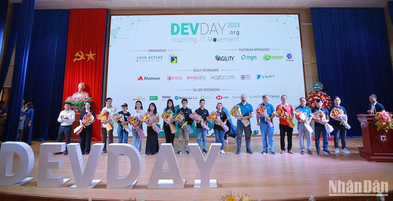 Ngày hội DevDay do Công ty Axon Active Việt Nam và Trường Đại học Bách Khoa-Đại học Đà Nẵng tổ chức là dấu ấn hoạt động nổi bật của các thành viên Hiệp hội. (Ảnh: ANH ĐÀO) Ngày hội DevDay do Công ty Axon Active Việt Nam và Trường Đại học Bách Khoa-Đại học Đà Nẵng tổ chức là dấu ấn hoạt động nổi bật của các thành viên Hiệp hội. (Ảnh: ANH ĐÀO)