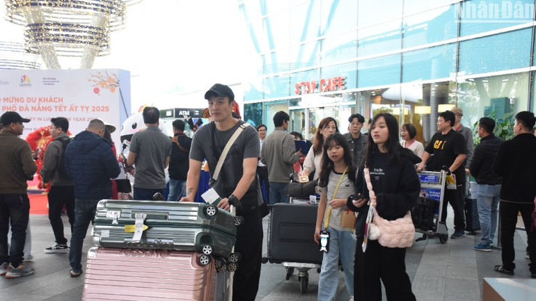 Cổng kiểm soát xuất nhập cảnh tự động (Autogate) chính thức tại Sân bay quốc tế Đà Nẵng, giúp tối ưu hóa luồng di chuyển của hành khách quốc tế, đồng thời bảo đảm tính chính xác và an toàn trong quy trình kiểm soát, tạo thuận lợi cho du khách khi đặt chân đến Đà Nẵng. (Ảnh: ANH ĐÀO)