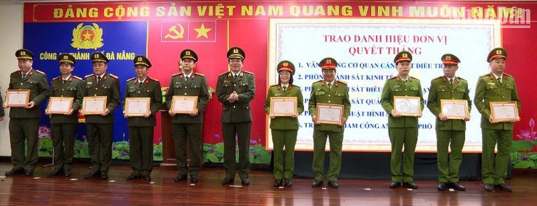Thiếu tướng Vũ Xuân Viên, Giám đốc Công an thành phố Đà Nẵng trao danh hiệu Đơn vị quyết thắng cho các tập thể. (Ảnh: ANH ĐÀO)