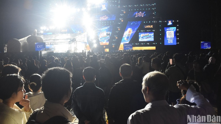 Công viên biển Đông chật kín người dân, du khách tham gia Chương trình đếm ngược chào năm mới 2025. (Ảnh: ANH ĐÀO) Công viên biển Đông chật kín người dân, du khách tham gia Chương trình đếm ngược chào năm mới 2025. (Ảnh: ANH ĐÀO)