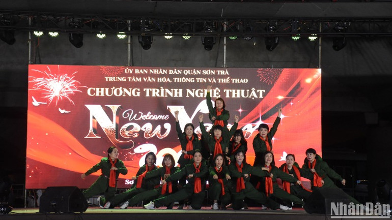 Chương trình nghệ thuật chào năm mới 2025 do Trung tâm văn hóa thể thao quận Sơn Trà tổ chức tối 31/12. (Ảnh: ANH ĐÀO) Chương trình nghệ thuật chào năm mới 2025 do Trung tâm văn hóa thể thao quận Sơn Trà tổ chức tối 31/12. (Ảnh: ANH ĐÀO)