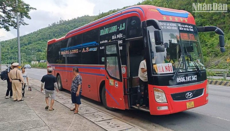 Cán bộ chiến sỹ Trạm Cảnh sát giao thông Cửa ô Hòa Hiệp dặn dò, hỗ trợ hai vợ chồng anh Duy bắt xe về quê.