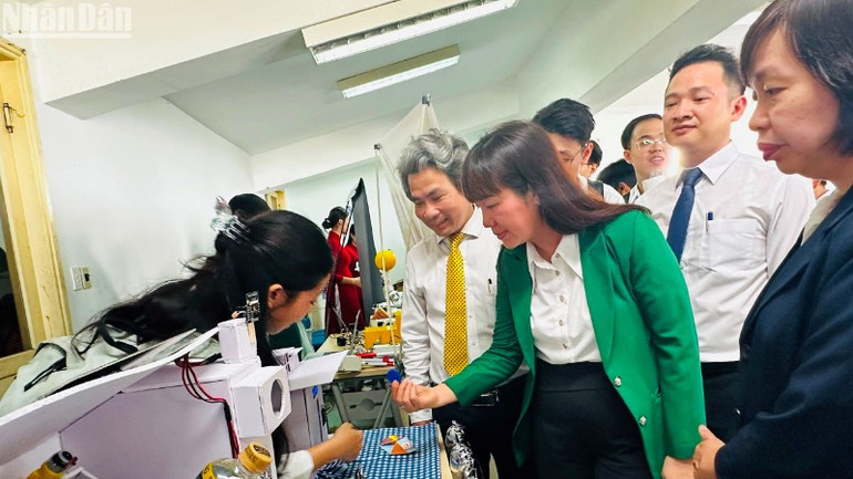 Các đại biểu tham quan không gian triển lãm trưng bày, giới thiệu các sản phẩm nghiên cứu khoa học, mô hình công nghệ tiêu biểu của sinh viên Trường đại học Sư phạm-Đại học Đà Nẵng. (Ảnh: ANH ĐÀO)