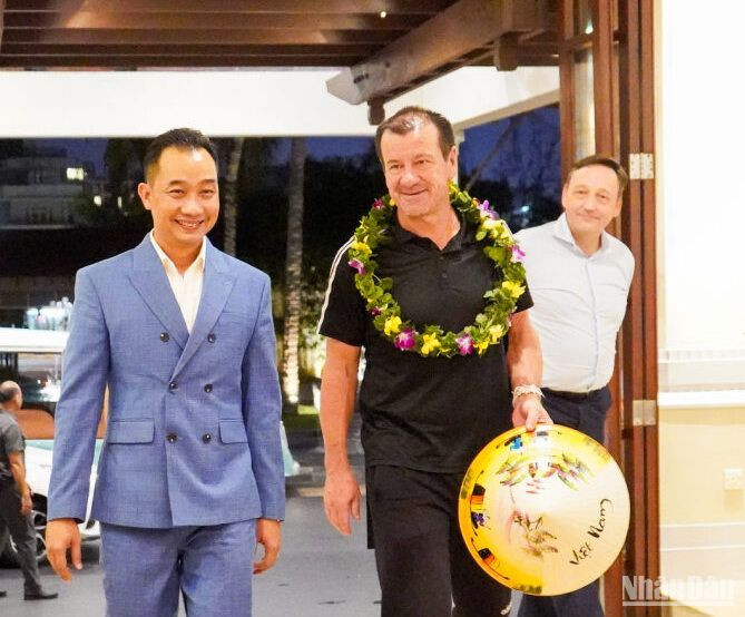 Huấn luyện viên Dunga được chào đón khi vừa đến Đà Nẵng, với món quà tặng chiếc nón lá Việt Nam. (Ảnh ANH ĐÀO)