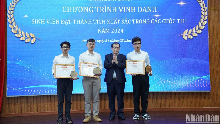 PGS,TS Nguyễn Hữu Hiếu, Hiệu trưởng Trường đại học Bách khoa – Đại học Đà Nẵng trao giấy khen và biểu trưng cho sinh viên đạt giải cấp Quốc gia Cuộc thi Olympic Tin học sinh viên Việt Nam lần thứ 33. (Ảnh: ANH ĐÀO) PGS,TS Nguyễn Hữu Hiếu, Hiệu trưởng Trường đại học Bách khoa – Đại học Đà Nẵng trao giấy khen và biểu trưng cho sinh viên đạt giải cấp Quốc gia Cuộc thi Olympic Tin học sinh viên Việt Nam lần thứ 33. (Ảnh: ANH ĐÀO)