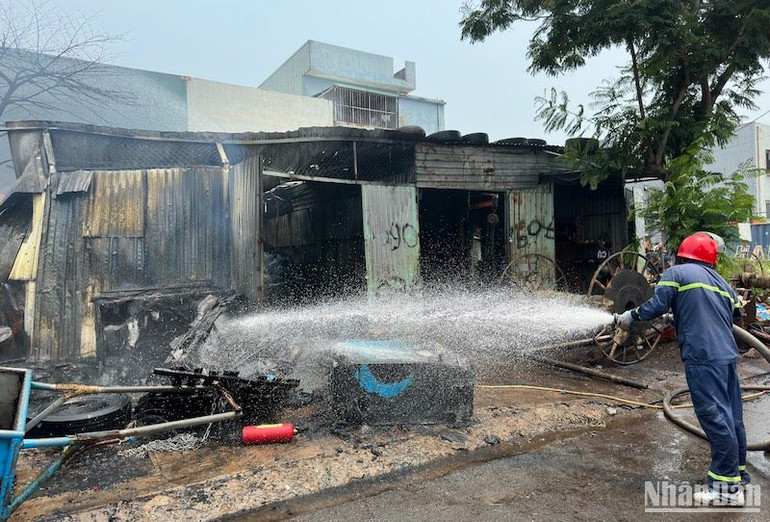 Liên tục tưới nước làm mát các khu vực đã khống chế xong ngọn lửa. (Ảnh: ANH ĐÀO)