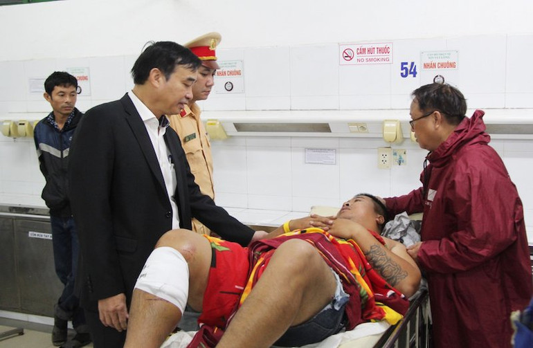 Chủ tịch Ủy ban nhân dân thành phố Đà Nẵng thăm hỏi các nạn nhân bị thương tại Bệnh viện Đà Nẵng. (Ảnh: H.Đ) Chủ tịch Ủy ban nhân dân thành phố Đà Nẵng thăm hỏi các nạn nhân bị thương tại Bệnh viện Đà Nẵng. (Ảnh: H.Đ)