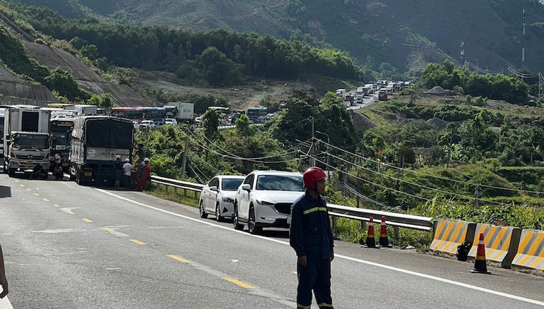 Lực lượng chức năng phân luồng hai chiều trên cao tốc, bảo đảm công tác cứu hộ. (Ảnh: Công an cung cấp)