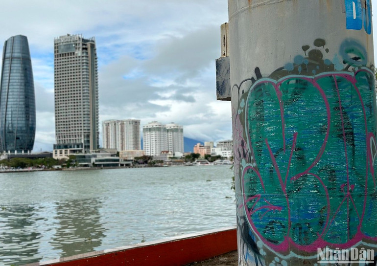 Vẽ lên trụ cột quảng cáo phía đường Trần Hưng Đạo, quận Sơn Trà.