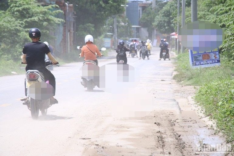 Hết mưa, đường dân sinh quanh khu vực này bụi mù mịt.