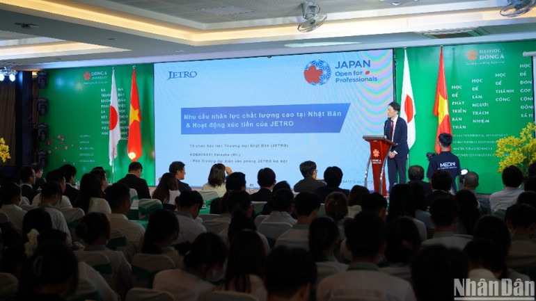 Các doanh nghiệp Nhật Bản tham gia tuyển dụng trực tiếp nguồn nhân lực tại Ngày hội việc làm Nhật Bản 2025 Trường đại học Đông Á sáng 22/5. (Ảnh: ANH ĐÀO)