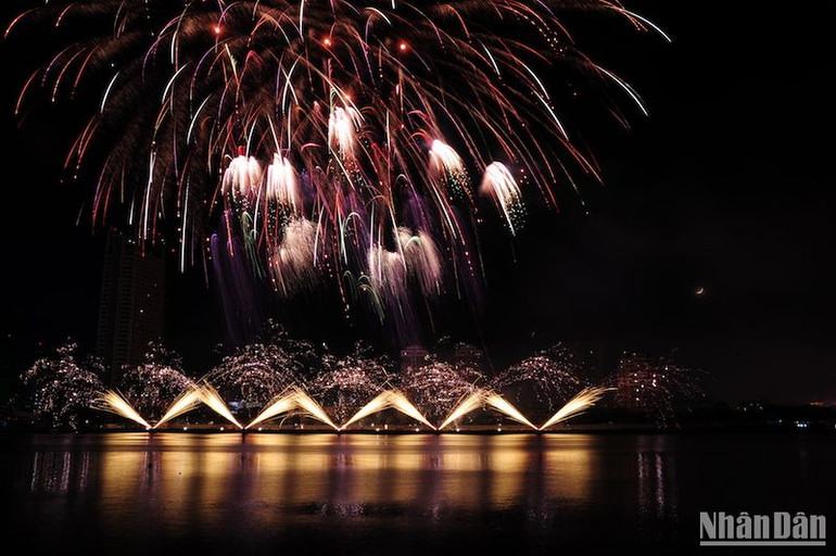 Lễ hội pháo hoa Quốc tế Đà Nẵng - DIFF trở thành thương hiệu riêng của Đà Nẵng, kể từ năm 2008. (Ảnh: ANH ĐÀO)