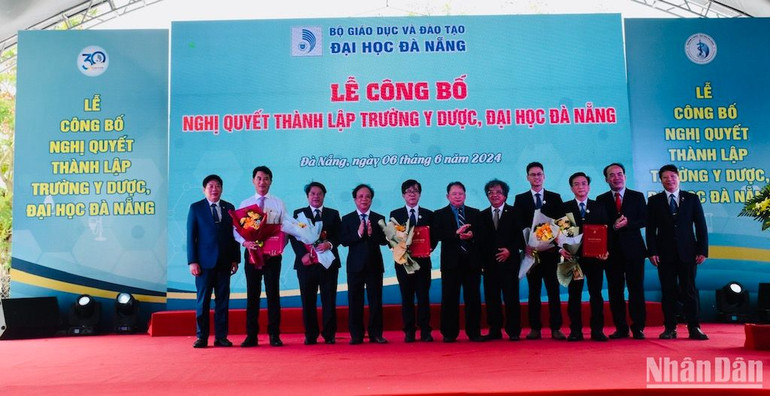 Ban Giám hiệu Trường Y Dược nhận quyết định phân công nhiệm vụ. (Ảnh: ANH ĐÀO) Ban Giám hiệu Trường Y Dược nhận quyết định phân công nhiệm vụ. (Ảnh: ANH ĐÀO)