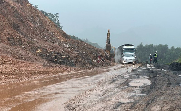 Hiện trạng sạt lở trên đường Hồ Chí Minh đoạn cao tốc La Sơn-Hòa Liên ngày 14/11.