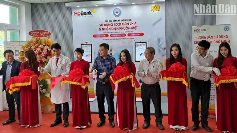 Các đại biểu cắt băng khai trương, đưa vào triển khai hệ thống Kiosk Y Tế thông minh tại Bệnh viện Đà Nẵng. (Ảnh: ANH ĐÀO)