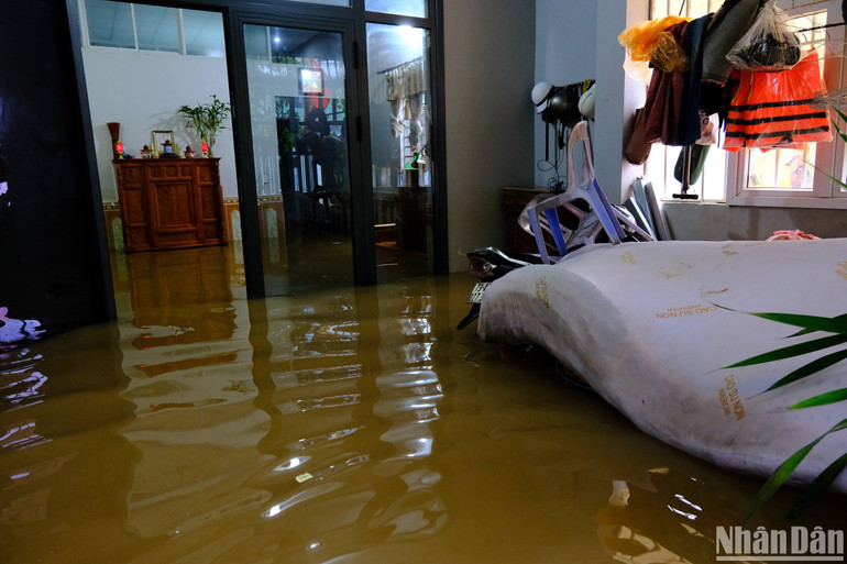 Nhiều đồ đạc của người dân ngâm chìm trong nước lũ sáng ngày 17/10. Nhiều đồ đạc của người dân ngâm chìm trong nước lũ sáng ngày 17/10.