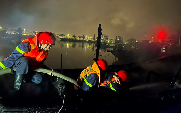Lực lượng Phòng cháy, chữa cháy và cứu nạn cứu hộ Công an TP Đà Nẵng nỗ lực dập lửa. Ảnh Công an cung cấp