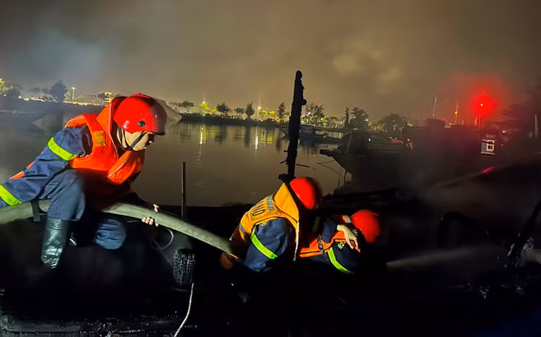 Lực lượng Phòng cháy, chữa cháy và cứu nạn cứu hộ Công an TP Đà Nẵng nỗ lực dập lửa. Ảnh Công an cung cấp