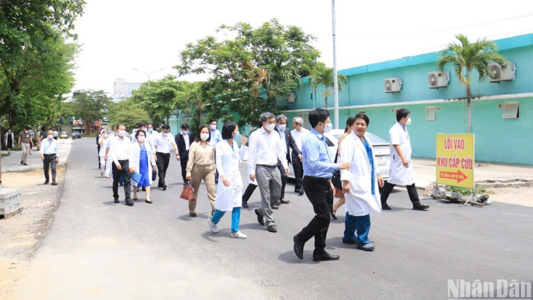 Đoàn công tác của Thứ Trưởng Bộ Y tế Trần Văn Thuấn đến thăm và kiểm tra khu vực khám bệnh, sàng lọc, khu khám bệnh nhân Sởi, khu điều trị nội trú tại Bệnh viện Phụ sản-Nhi Đà Nẵng. (Ảnh: ANH ĐÀO)