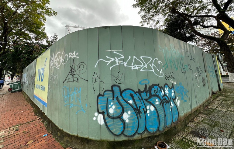 Hình vẽ bậy bằng bình xịt sơn đen, trắng, đỏ, vàng... với đủ hình dạng công trình cuối đường Bạch Đằng.