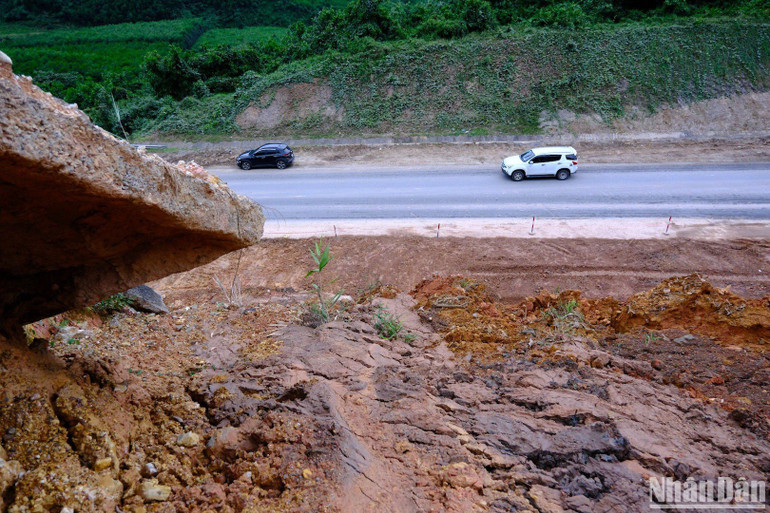 Đoạn qua địa phận thành phố Đà Nẵng có nơi sạt lở nặng tiềm ẩn nguy cơ mất an toàn giao thông cho người, phương tiện lưu thông.