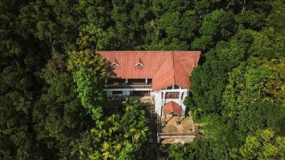 Phía bên trong biệt thự nhìn từ trên cao, ảnh chụp năm 2019.