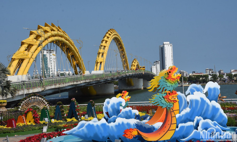 Xuyên suốt các điểm trang trí hoa là hình ảnh linh vật rồng được thiết kế cách điệu với nhiều hình dáng tư thế, vừa đảm bảo sự uy nghi hùng mạnh, vừa có sự gần gũi phù hợp với văn hóa Á Đông. (Ảnh ANH ĐÀO)