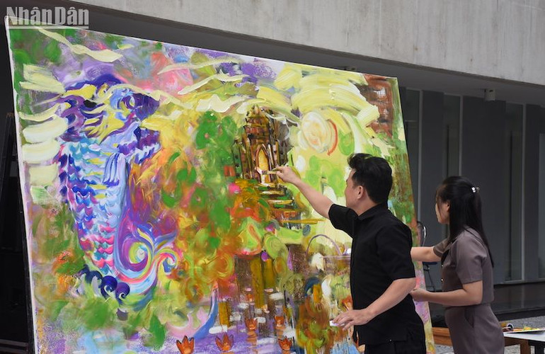 Các hoạ sĩ trẻ cùng hội ngộ và vẽ một bức tranh, chiều 31/8. (Ảnh: ANH ĐÀO)